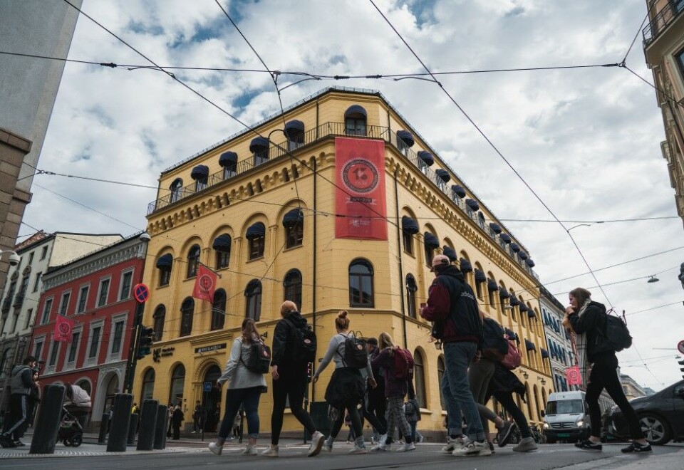 I praksis: Samtlige studenter på PR og kommunikasjonslinjen til Høyskolen Kristiania har fått praksisplass.- Jeg tror praktisk erfaring gir faglig selvtillit og økt kompetanse, sier student Mikkel Nord. Foto: Høyskolen Kristiania