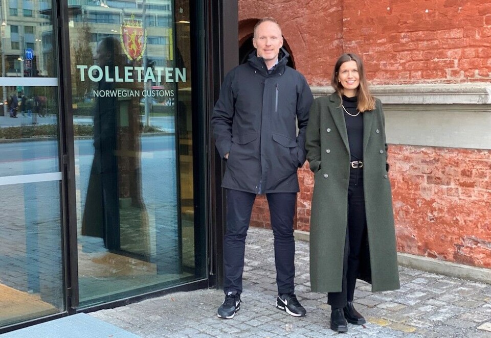 Åpner opp: - Gjennom økt innsikt og forståelse for hvem vi er, hva vi gjør og hvorfor Norge trenger en moderne og velfungerende tolletat, har vi aktualisert en ellers så lukket etat, sier Kim Gulbrandsen, her avbildet sammen med Elisabeth Nedresæter. Foto: Tolletaten