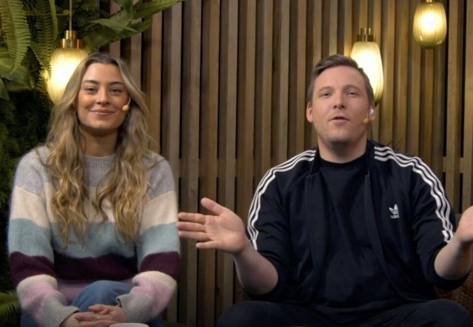 Kritiseres for spons i sosiale medier: TV 2-programlederne Marte Bratberg og Niklas Baarli refses av pressekspert Gunnar Bodahl-Johansen. Han mener det er helt feil at de to tjener penger på reklame. - Det blir helt galt. Dessuten har de fått kontraktene med TV 2 fordi de er profilerte personer, og de blir enda mer profilerte gjennom jobben hos God Kveld Norge, sier han til Kampanje. Foto: Skjermdump