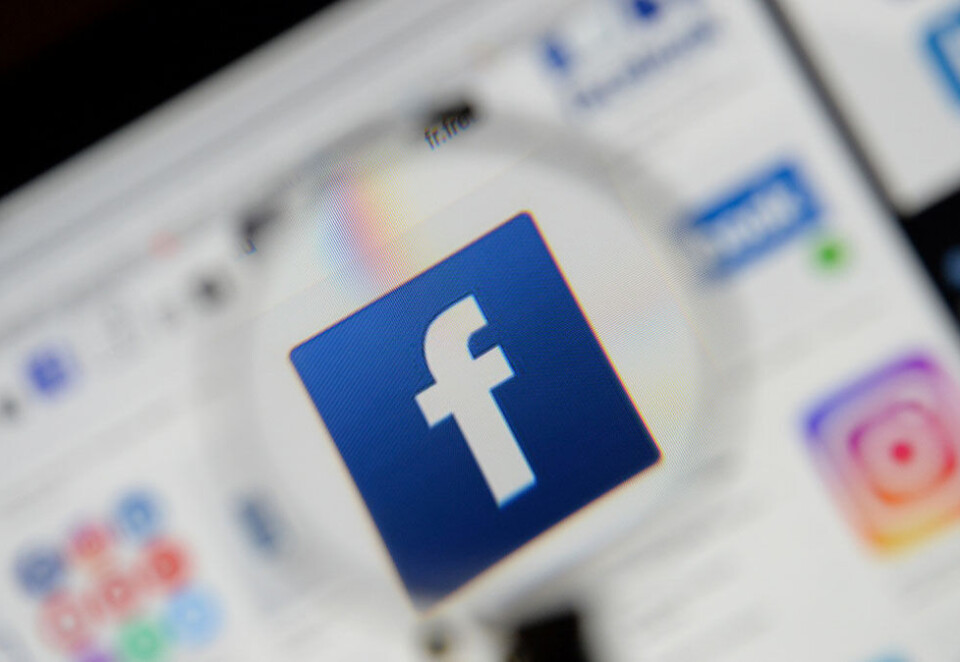 Fram med lupen: Facebook svarer på krav om større åpenhet med en ny tjeneste som gir brukere oversikt over hvilke nettsteder og apper som deler informasjon med Facebook. Foto: Reuters/Johanna Geron