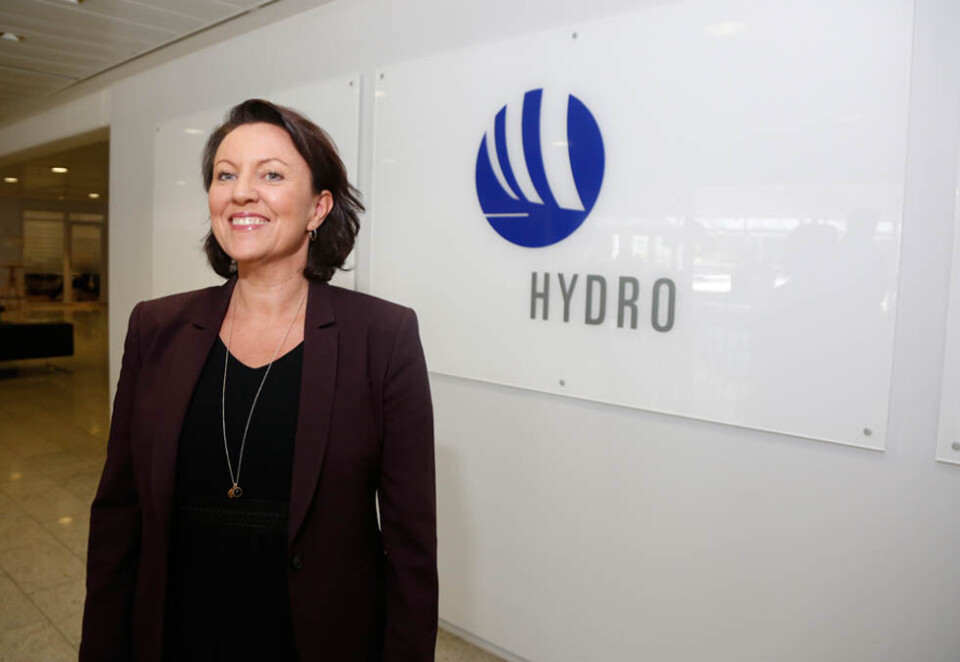 Kjenner historien: Tidligere Reuters-journalist Inger Sethov kom til Hydro i 2005, men har levd med Hydro i hele sitt liv. Hun begynte nemlig i selskapet hvor hennes far engang jobbet. Nå har hun ledet arbeidet med å gi Hydro ny logo. - Han vil nok få det med seg, sier hun til Kampanje. Foto: Eivor Eriksen.
