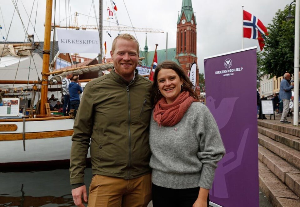 På Twitter-toppen: Kirkens Nødhjelp topper Twitter-statistikken fra Arendalsuka. Her rådgiverne Ingrid Aas Borge og Håkon Grindheim. - Vi er veldig glade for den målingen, sier de to. Foto: Eivor Eriksen