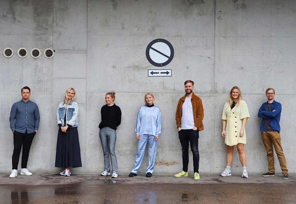Med ryggen mot veggen: Fra venstre: Produksjonsleder Gabriel Bjørge, leder for kommersiell innovasjon Karine Thyness, utviklingssjef Lise Rønneberg, kreatør Inger Lauritsen, ansvarlig produsent Henrik Hildre, videoprodusent Emilie Retzius og videoprodusent og VFX-designer Christer Larsen.