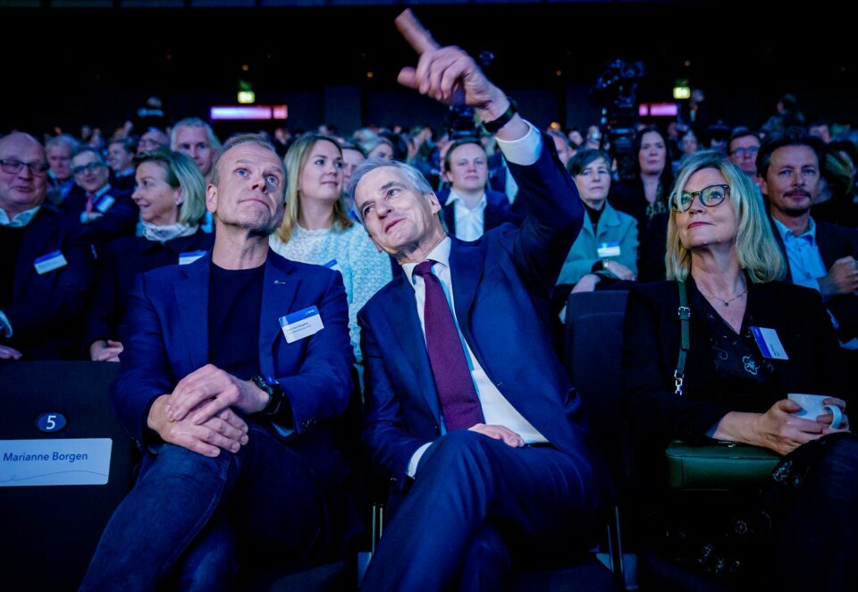Makta samles: Når makta i dag samles på Oslo Spektrum, er det arbeidgiverorganisasjonen NHO som inviterer. Her er konsernsjefen i Yara, Svein Tore Holsether sammen med statsminister Jonas Gahr Støre og NHOs egen Nina Melsom på fjorårets konferanse. Foto: Stian Lysberg Solum/NTB.