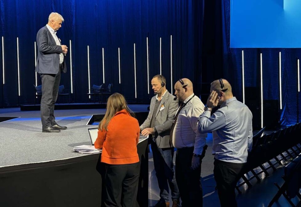 Siste forberedelser: Etter to år hos konkurrenten All-In har Gyro på nytt vunnet oppdraget med å produsere NHOs årskonferanse. Her Gyro-teamet under de siste forberedelsene i forkant av årets konferanse. På scenen en konsentrert Øystein Dørum i NHO. Foto: Gyro.