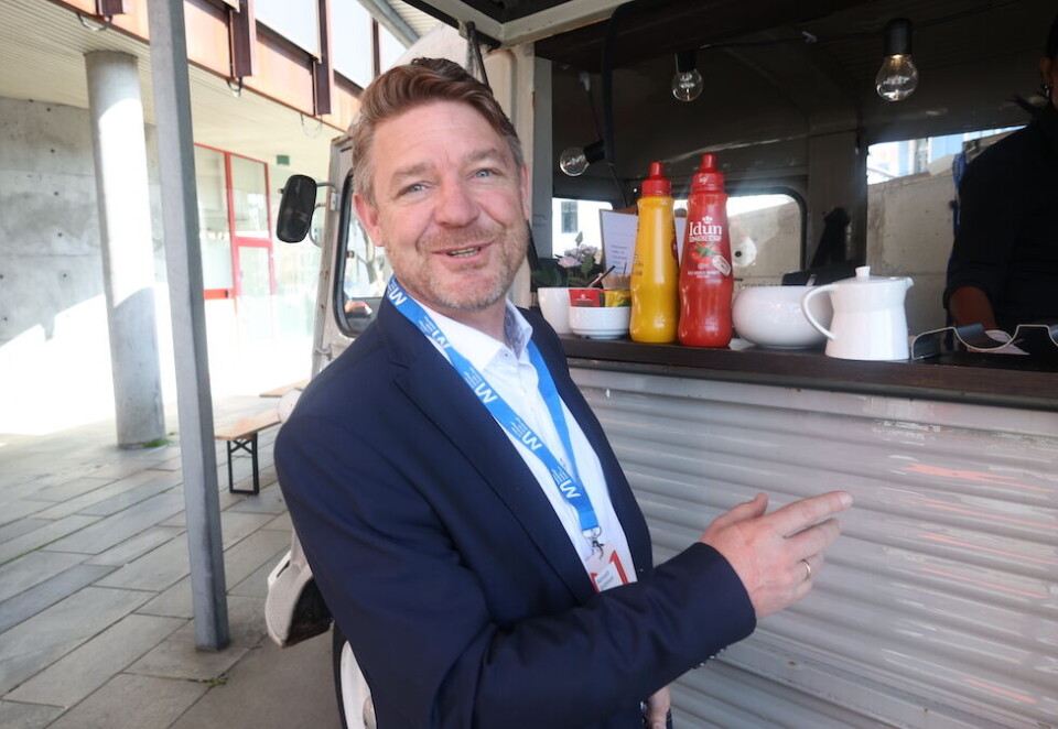 P4-sjef i pølsekø: Enn så lenge er det mer service å få fra pølsekiosken enn det P4-sjefen får fra regjeringen. - Det er langt på overtid at de tar tak i denne saken og får på plass en løsning, sier Andresen til Kampanje. Foto: Eivor Eriksen.