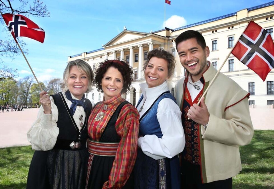 Klare for feiring: NRK gleder seg til at gatene fylles opp igjen med korps, barnetog og nasjonalromantikk. Her Ida Kjøstelsen, Nadia Hasnaoui, Lise Finckenhagen og Matias Alegria foran Slottet der de skal følge seerne gjennom nasjonaldagen på NRK. Foto: Ole Kaland/NRK