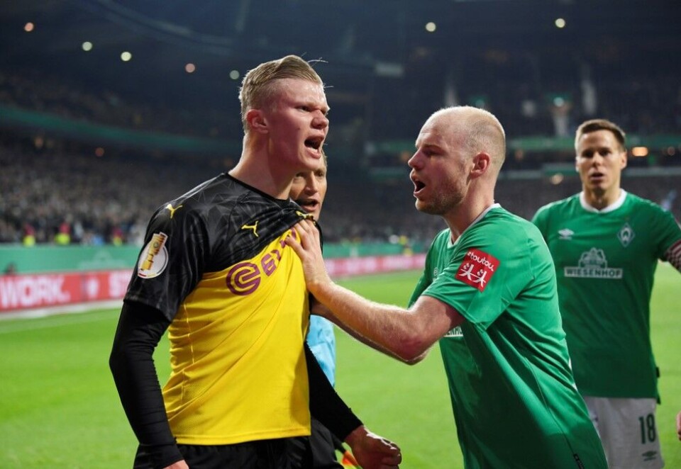 Brennhet: Erling Braut Haaland gjør det ikke bare bra for Dortmund. Nordmannens popularitet gir også Bundesliga-rettighetshaver Viaplay rekordgode seertall. Her er spissen avbildet under et sammenstøt med en Werder Bremen-spiller under en cup-kamp forrige uke. Foto: Reuters/Fabian Bimmer.