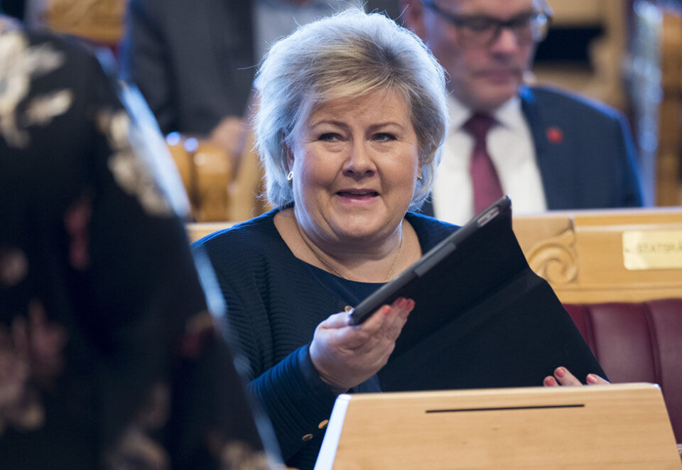 Åpner for momsfritak: Statsminister Erna Solberg med en Ipad under trontaledebatten 2018 på Stortinget. Foto: Terje Pedersen/NTB Scanpix