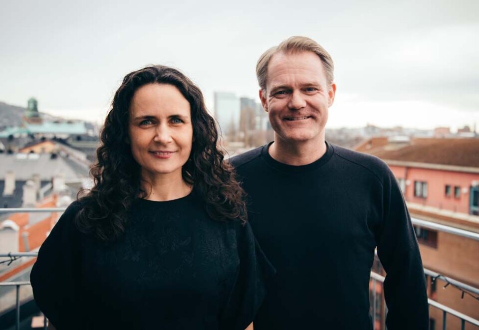 Helt svart: Kristin Holst Grimstad (til v) tar over jobben som daglig leder i Anti - byrået som lenge hatt et «all-black-image» - og det med blå kjole. - Jeg må jo prøve å utfordre gründerne etter ti år i svart, sier hun. Foto: Anti