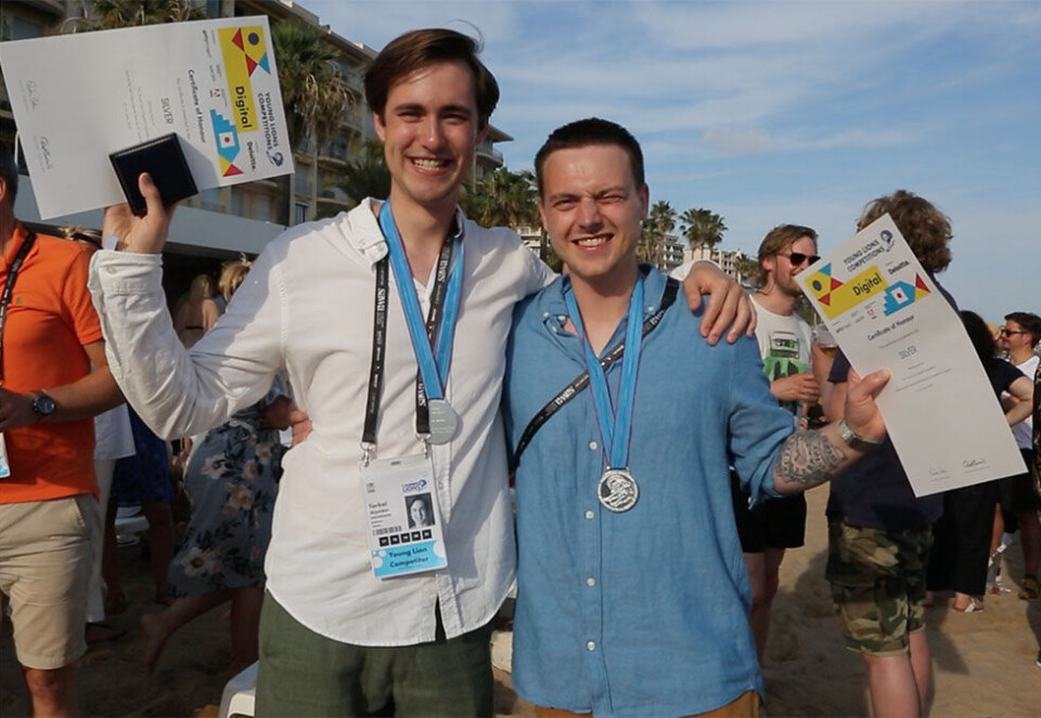 Sølvgutter: Torkel Skjolden og Marcus Hassel hadde de største glisene på den norske strandfesten i Cannes med rykende ferske sølvmedaljer fra Young Lions Digital rundt halsen. Foto: Eivor Eriksen