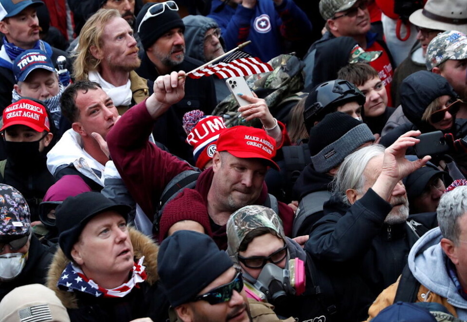 Angrep Kongressen: Deler av folkemassen som demonstrerte mot valgresultatet i Washington onsdag beleiret Kongressen i et angrep som så langt har kostet fem menneskeliv. Foto: Reuters/Shannon Stapleton