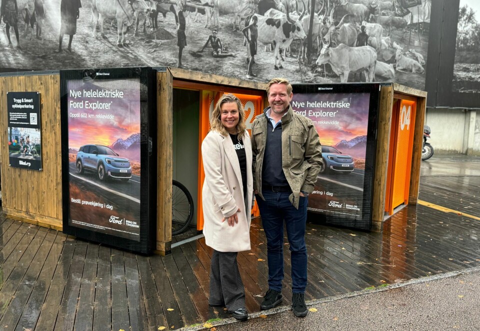 Trygg parkering: Hedda Heyerdahl i Bikeloop og Nils Li i Clear Channel, ønsker velkommen til den reklamefinansierte sykkelparkeringen på Tjuvholmen i Oslo. Foto: Bikeloop
