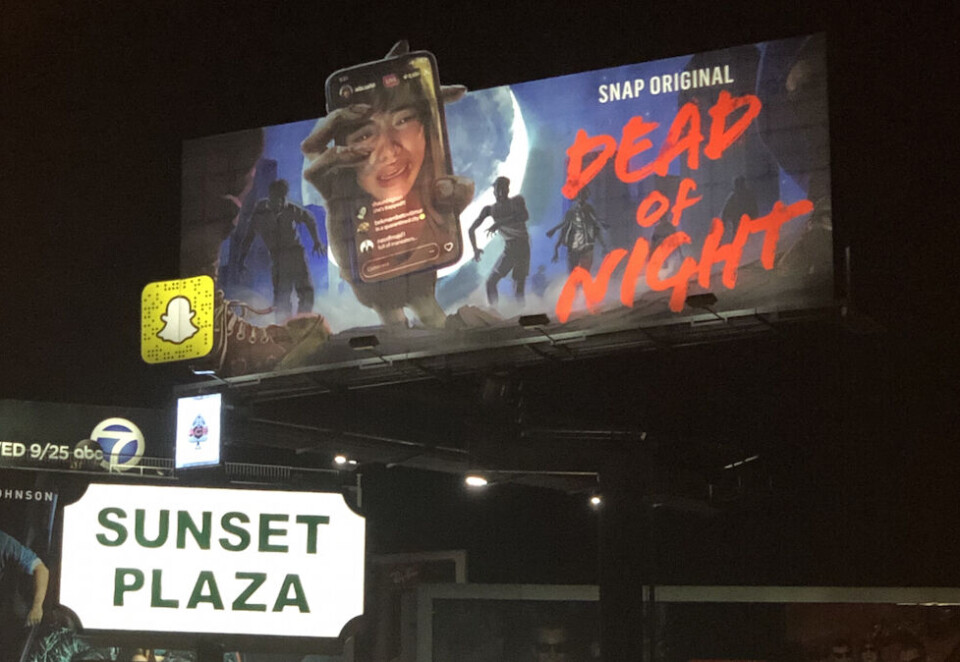 Interaktiv poster: Snapchat promoterte «Dead of Night» med billboard på ikoniske Sunset Boulevard: - Åpner du Snapchat og trykker på QR-koden, så kommer det en arm ut og trailern spilles av. Foto: Privat.