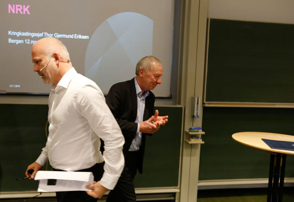 Aktuell rapport: Thor Gjermund Eriksen og Alf Hildrum diskuterer i dag en ny tv-rapport fra NHH på en større allmennkringkastingskonferanse i Bergen. NHH-professor Trond Bjørnenak argumenterer for at staten må bidra med å finansiere TV 2s nyhetsproduksjon. Foto: Bjørn Erik Larsen.