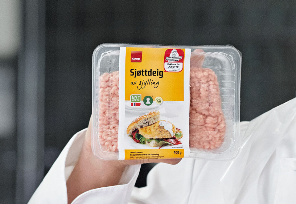 Sjeldent samarbeid: I forbindelse med Norsk Tippings nye reklamekampanje kan man i høst finne «sjøttdeig av sjylling» i Coops kjøledisker. Nå får samarbeidet kritikk. Foto: Norsk Tipping