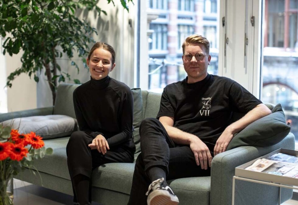 Tar plass i sofaen: Emil Karlsson og Johanne Radford er begge nyansatte i Try Apt. Foto: Try Apt