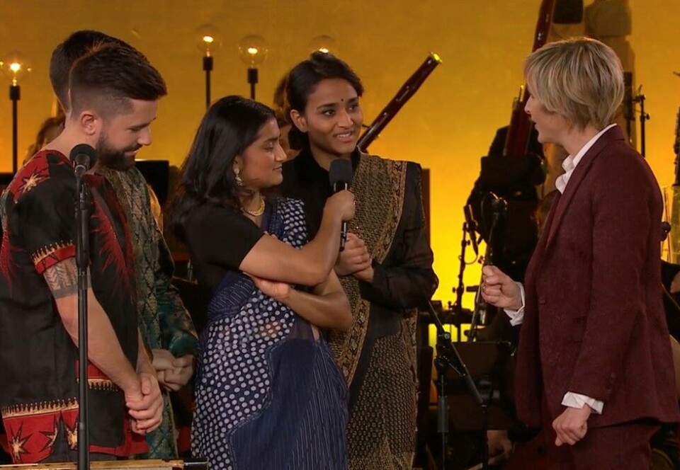 NRK fjerner innslag: Orkestersjef Rolf Lennart Stensø sier at musikerne i 9 grader nord ønsket å endre teksten i «Tenn lys». Kampanje har vært i kontakt med bandet, som ikke ønsker å kommentere saken. Nå sletter NRK opptredenen fra NRK nett-TV.