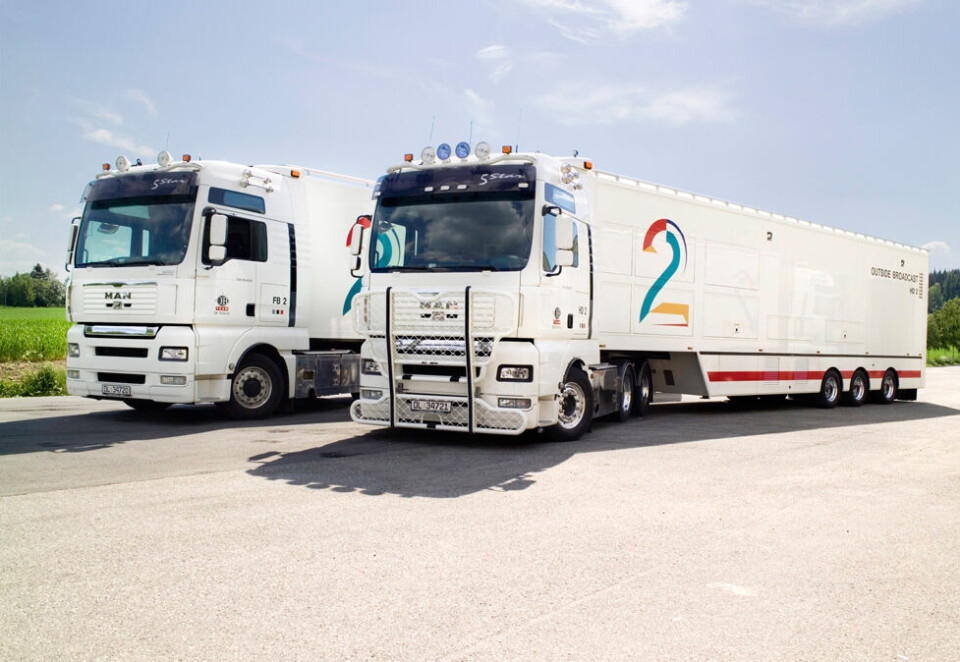 Tok fyr: Ingen kom til skade, men sjåføren fikk seg et sjokk da en semitrailer fra det TV 2-eide produksjonsselskapet OB Team tok fyr på E18 ved Grimstad lørdag morgen. Bussen ble totalskadd i den voldsomme brannen. Foto: OB Team.