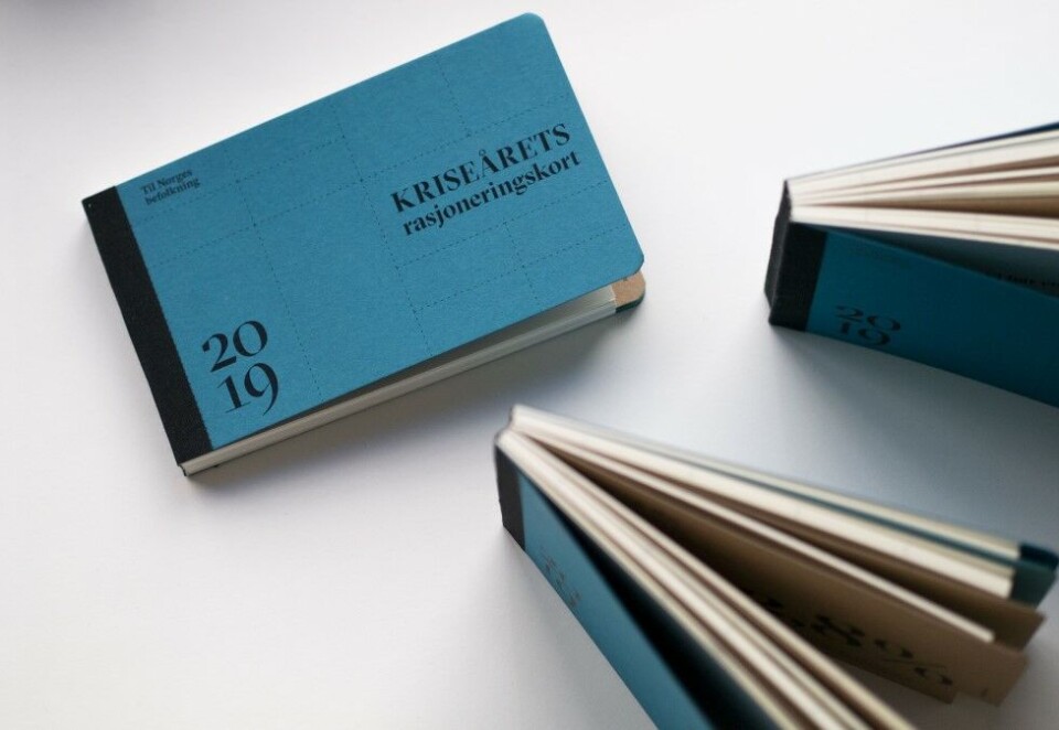 Rasjoneringskort: Aurora Bratli Brunvoll laget prosjektet «Vi har en krise» som inneholder rasjoneringskort for alt klimagassutslipp den enkelte måtte ha. Enten der er klær, flyreiser eller kjøttforbruk. Slik vil man kunne begrense klimagassutslippet per innbygger. Foto: Aurora Bratli Brunvoll.