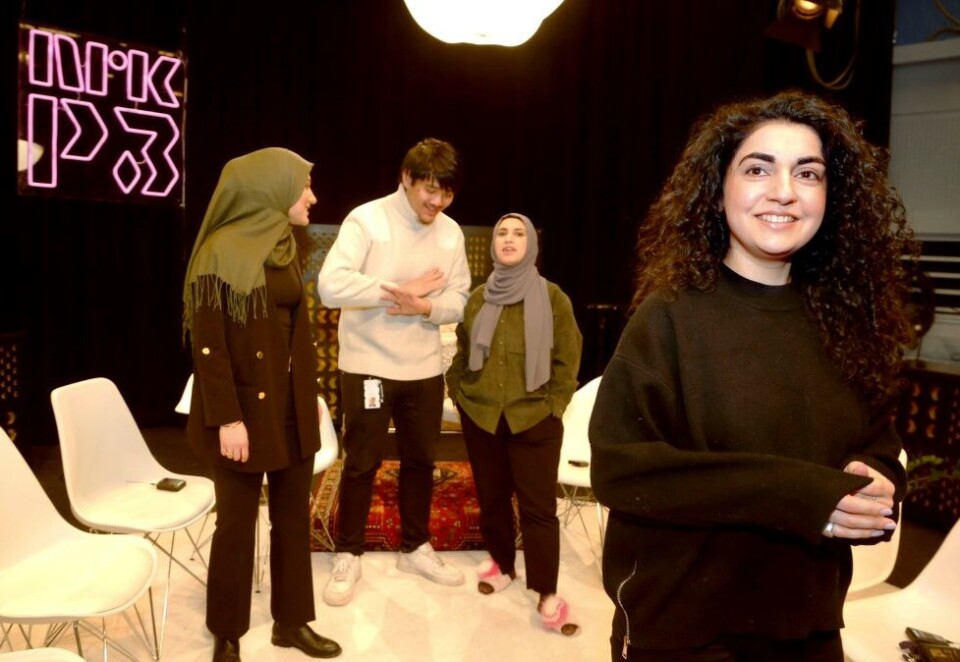Mangfold på agendaen: Fra venstre: Hoda Abo Joaila, Tristan Troy Rasay, Faten Mahdi Al-Hussaini og Sara Aghili Taslimi, som alle jobbet med NRK P3-programmet «Chattes». Programmet var ment å nå ut til en ung, flerkulturell målgruppe. Kampanje omtalte programmet i forbindelse med en sak om at Medietilsynet ikke undersøker det flerkulturelle mangfoldet i redaksjonene i sitt mangfoldsregnskap. Foto: Eivor Eriksen