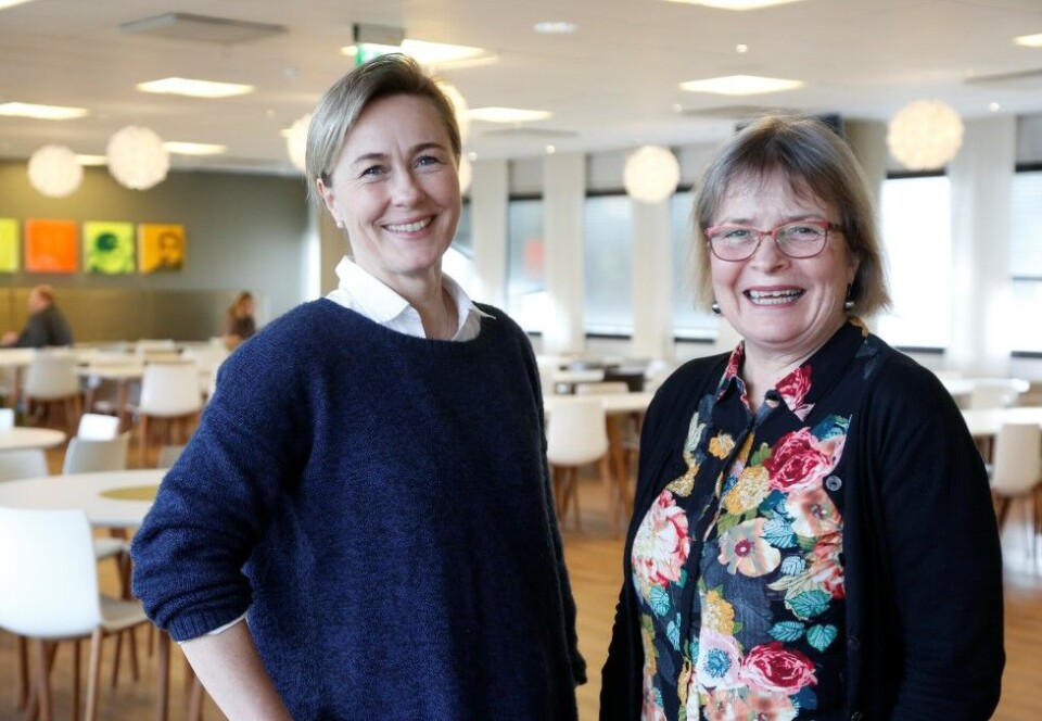 Jobber for å øke mangfoldet i NRK: NRKs nåværende mangfoldsleder Hilde Thoresen med tidligere mangfoldsleder Marianne Mikkelsen. Sistnevnte startet det flerkulturelle rekrutteringsprogrammet «NRK FleRe», som hun fortsatt leder.