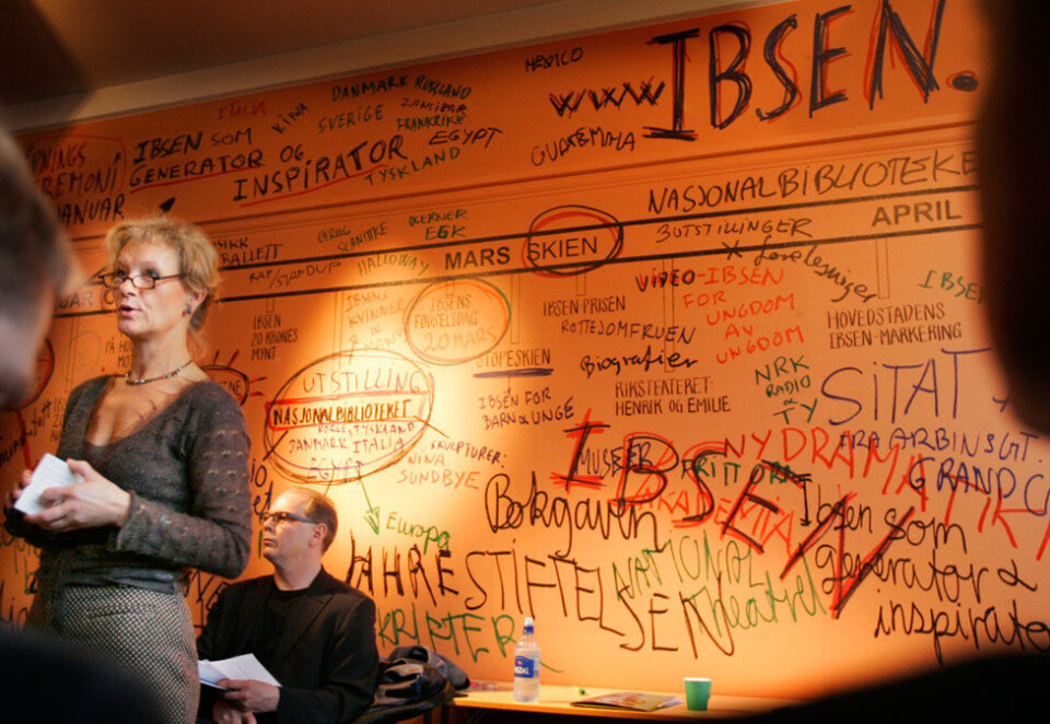Styreleder: Randi Eek Thorsen er styreleder i Sparebankstiftelsen DNB. Her presenterer hun Ibsen-året 2006. Foto: Lise Åserud/NTB Scanpix.