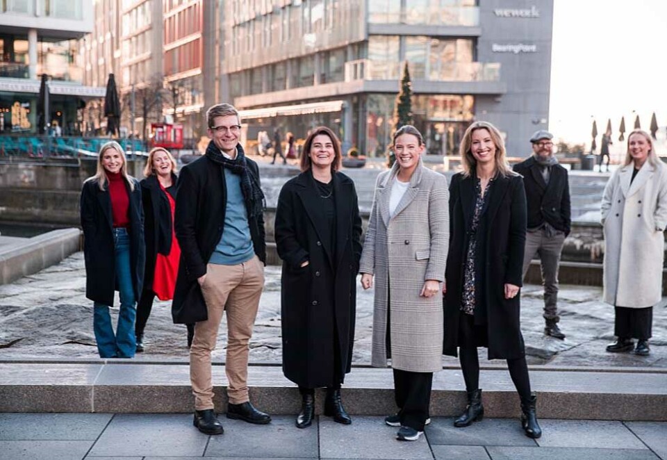 Vokser på brygga: Det nye PR- og kommunikasjonsbyrået til Svein Tore Bergestuen og Eva Sannum henter inn b¨åde Maria Nakken (nr. 2) fra venstre foran) og Vilde Coward, og dermed teller byrået som holder til nede på Aker Brygge hele åtte ansatte. Foto: Tobias Myklebust Fjeldheim.