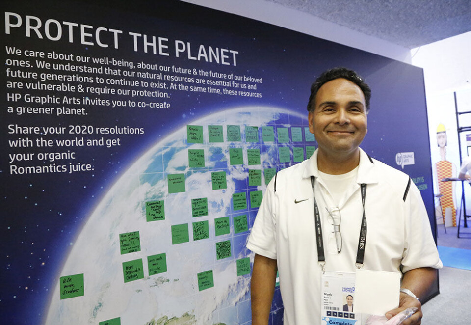 Tenker grønt: Mark Borao i PwC oppfordrer folk til å resirkulere for å gjøre planeten grønnere. I år er mye resirkulerbart på festivalen, bortsett fra den røde løperen. Foto: Eivor Eriksen