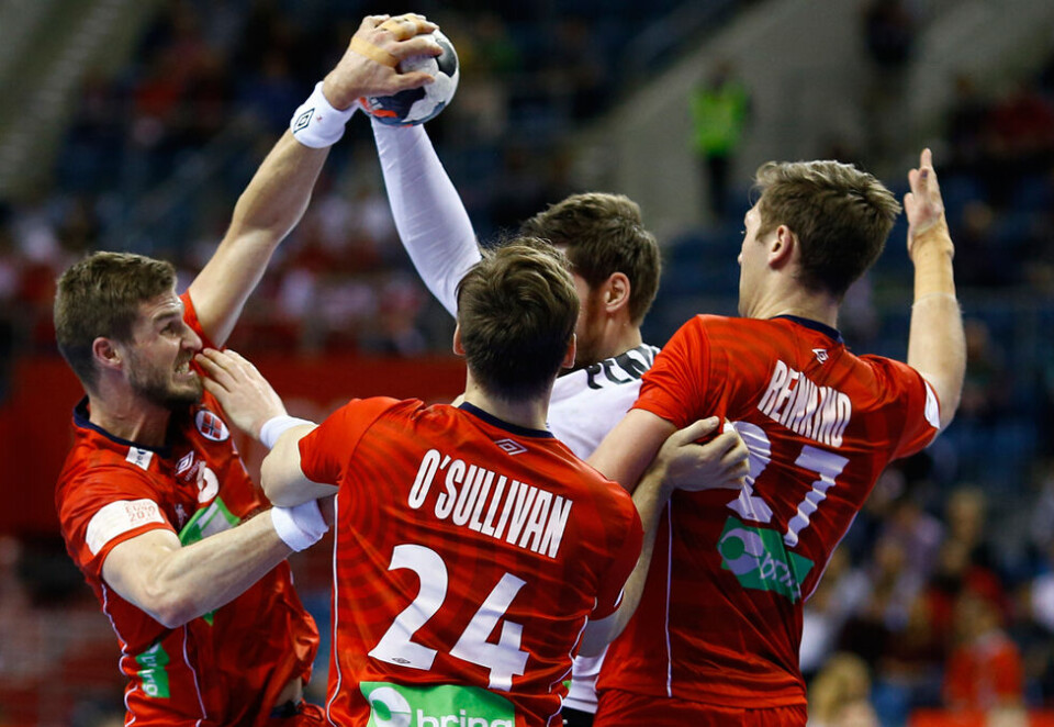 Viste muskler: Håndballandslaget for menn har imponert stort under EM i Polen, men må prestere over tid for å kunne bli blant landets mest attraktive sponsorobjekter, sier eksperter Kampanje har snakket med. Her er Sander Sagosen (til venstre) i nærkamp med Tysklands Hendrik Pekeler.