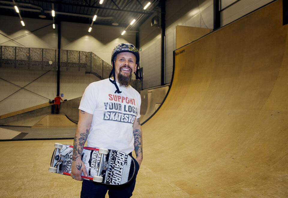Designer på fire hjul: Knud Kleppe jobber til daglig som designer i NRK, men på fritiden blir det oftere og oftere skating og da gjerne med sønnen. - Det er mulig designeren i meg våknet samtidig som skateren, sier han i denne helgens #Frisonen. Foto: Eivor Eriksen.