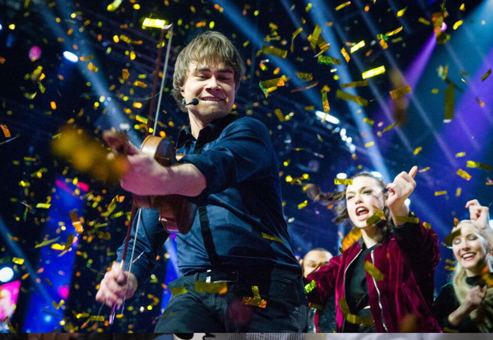 Hyller Rybak og NRK: Artist og idrettsmanager Erland Bakke i Motormouth mener Aftenposten aspirerer til null poeng i sin sak om hvor dyrt Eurovision Song Contest blir dersom Alexander Rybak skulle gå til topps. - Hvis Rybak vinner igjen på lørdag, bør han få en pris av den norske staten, skriver han. Foto: Scanpix.