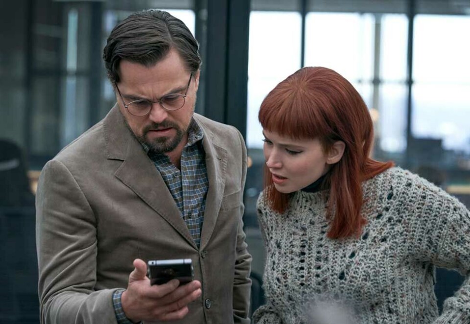 Katastrofefilm: Superstjernene Leonardo DiCaprio og Jennifer Lawrence har hovedrollene i den nye satiriske katastrofeilmen til Netlfix, «Don’t Look Up». Men strømmetjenesten skuffet markedet med sine nye kundetall. Foto: Niko Tavernise/Netflix via AP.