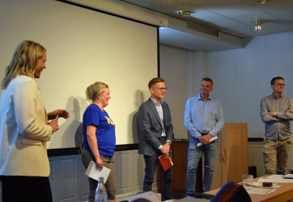 Dro igang spilldebatt: Konferansier og debattleder Carina Olset dro i gang spilldebatt med Silje Hjemdal fra Fremskrittspartiet, Tage Pettersen fra Høyre, tidlgere redaktør i Trav- og Gallop-Nytt, Truls Pedersen, og VG-kommentator, Leif Welhaven. Foto: Knut Kristian Hauger