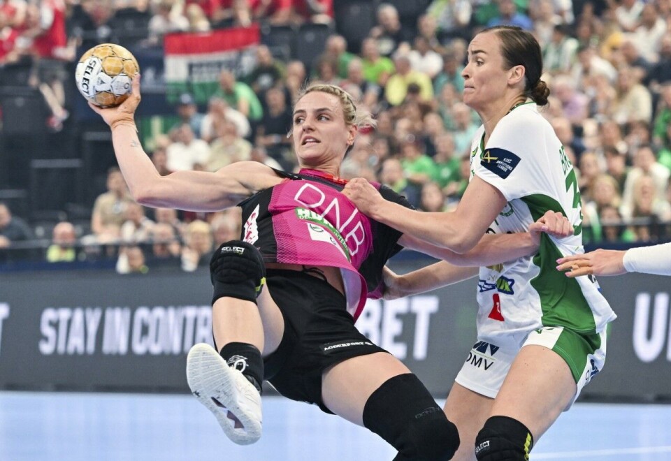 Tøffe tak: Under håndballkamper blir det ofte tøffe nærdueller. Skal man se nærdueller i Champions League i år må imidlertid nordmenn bla opp for abonnement på en egen strømmetjeneste. Ingen norske mediehus har kjøpt rettighetene til turneringen som huser norske Kolstad og Vipers. Foto: Tibor Illyes/MTI via AP