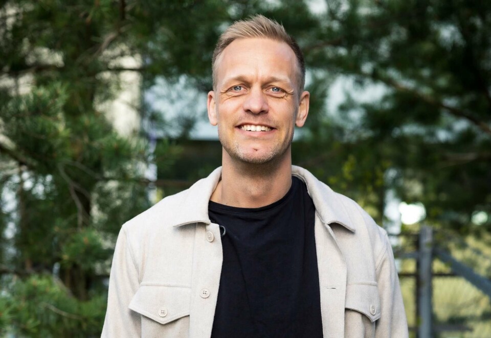 Stjernemøte: Programleder Mads Hansen inviterer tidligere deltakere tilbake til «Ikke lov å le på hytta». Foto: Kristoffer Kumar/VGTV