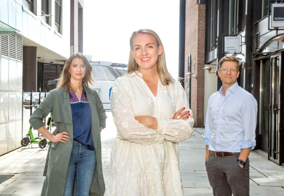 Vokser på Aker Brygge: Rådgivningsselskapet Sannum & Bergestuen legger på seg i form av nye ansatte. Her de to grunnleggerne Eva Sannum og Svein Tore Bergestuen sammen med sin nyeste rekruttering, Frida Marie Grande, utenfor byråets nye lokaler på Aker Brygge. - Svein Tore var litt skeptisk til å flytte til blåskjortedistriktet Aker Brygge og nå sitter han i her i egen blåskjorte, sier Eva Sannum og ler. Foto: Eivor Eriksen.