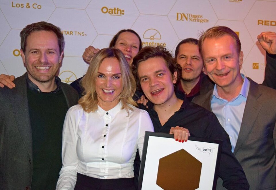 Grand Prix-vinner: Hovedvinnerne av Anfo Effekt i 2017 var saft- og drikkeprodusenten Lerum sammen med byråene MK, Strømme Throndsen og Vizeum. Her Ronny Solvik, Marte Aaril, Doffen Trellevik og Espen Lerum fra Lerum og MK. Bak står Susanne Munck-Rasmussen fra Strømme Thronsen og Lerums Daniel Houmid. Foto: Knut Kristian Hauger.