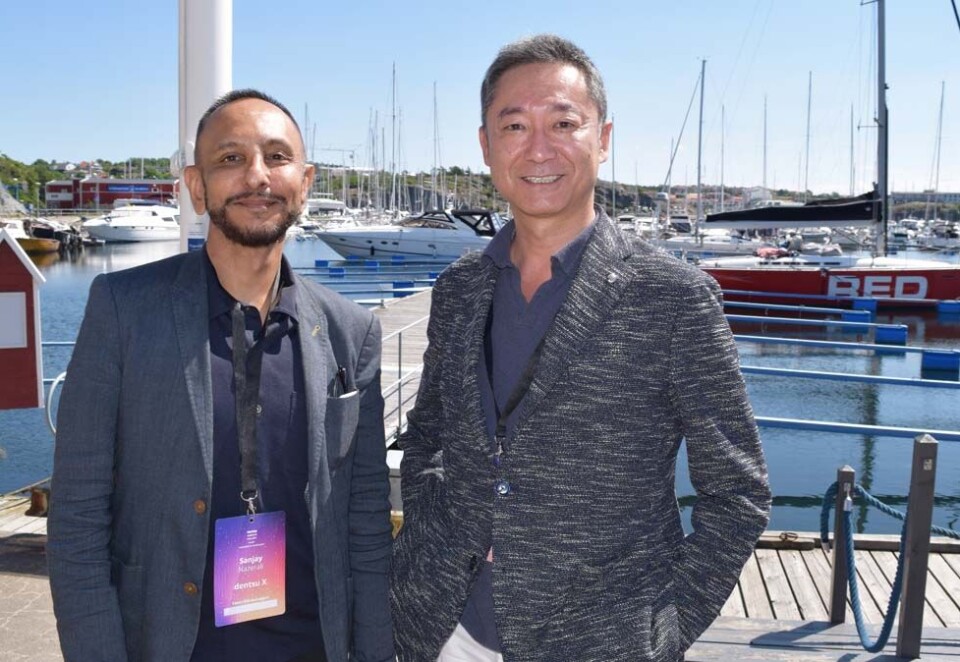 - Født Dentsu X: Sanjay Nazerali og Mike Nakamura i Dentsu X var denne uken med til Sverige da asiaterne ønsket Red-gruppen velkommen som sine nye kollegaer. - Red var naturlig født Dentsu X, sier Nakamura om sitt nye byrå. Her foran Red-båten. Foto: Knut Kristian Hauger.