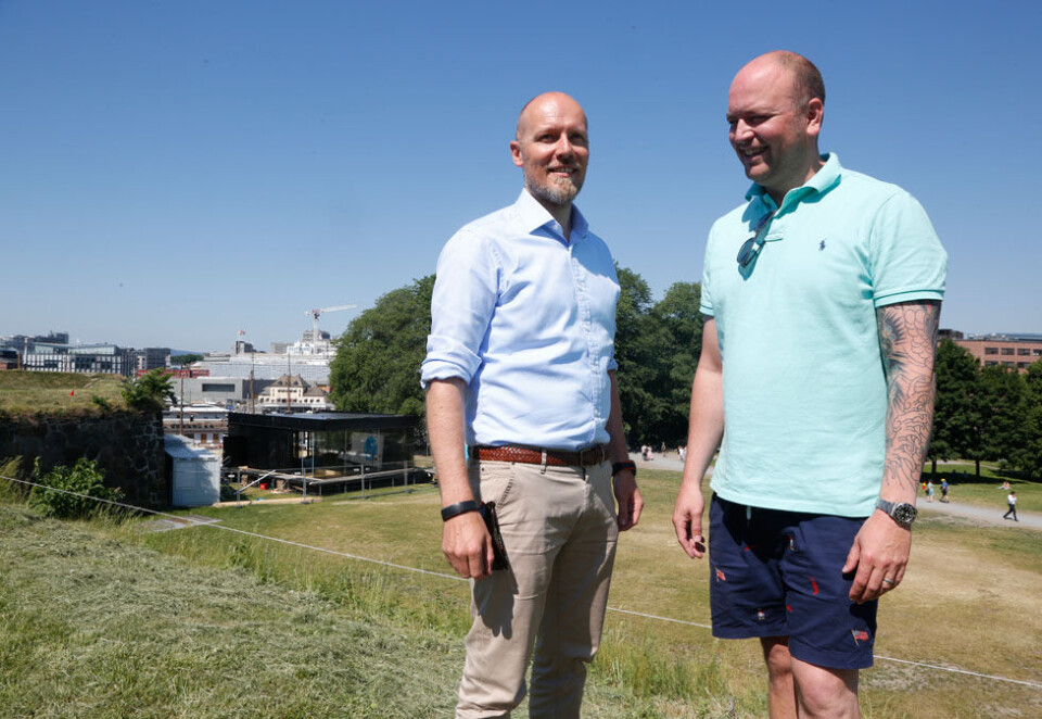 TV 2 på laget: - Fotballfesten på Kontraskjæret er et arrangement som har utviklet seg fra å være noen bord, benker og enkel bevertning til å bli en folkefest. Da var det naturlige å samarbeide med TV 2 om å ha et felles og integrert samarbeid med partnere og sponsorer, sier sponsoransvarlig Peter Eikeland (til høyre. Her sammen med Jens Hveem, salgssjef sport i TV 2. Foto: Eivor Eriksen.