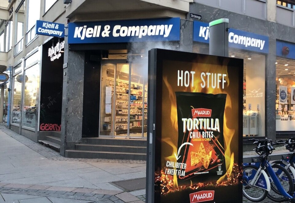 Slo alarm: Røyken som kommer ut av dette reklameskiltet i Torggata i Oslo har fått forbipasserende til å slå alarm, men det er altså bare et reklamestunt. Foto: Dag Robert Jerijervi