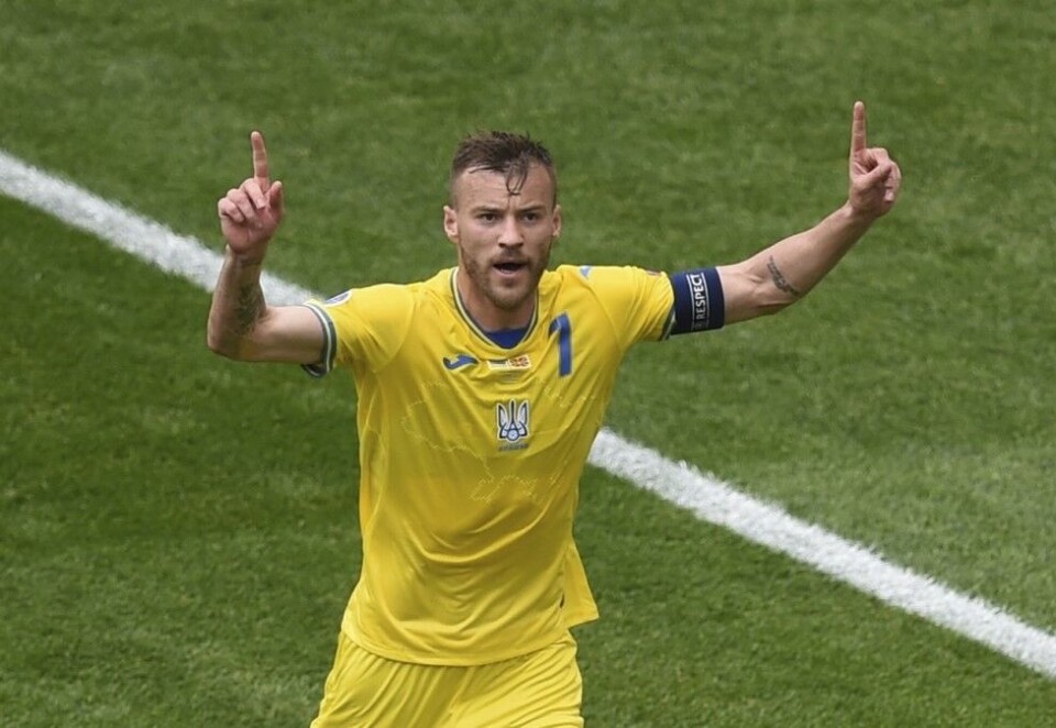 Spøker med Cola: Ukrainske Andrij Jarmolenko er den foreløpige siste spilleren ut til å spøke med Coca-Cola på en pressekonferanse i forbindelse med EM-2020. Der hvor flere har valgt å flytte vekk Cola-flasker, tok Jarmolenko og trakk dem til seg. Nå er Uefa lei oppstyret. Foto: AP Photo / Mihai Barbu, Pool
