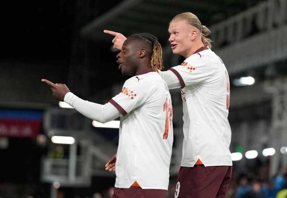 Telia kaster seg inn i Premier League-kampen med priser til under 600 kroner. Dermed kan Telia-kundene følge innspurten til Jeremy Doku og stjerneskuddet Erling Braut Haaland i den engelske fotballserien for en rimelgere penge. Foto: NTB.