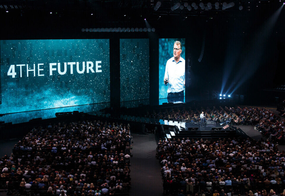 - Lettere og kjappere: På et gigantisk arrangement fikk de ansatte høre konsernsjef Rune Bjerke i DNB fortelle om bankens nye forretningsstrategi «4 the Future». - Den handler først og fremst om å gjøre DNB lettere på foten og kjappere i vendingen, sier DNB-topp. Foto: DNB: