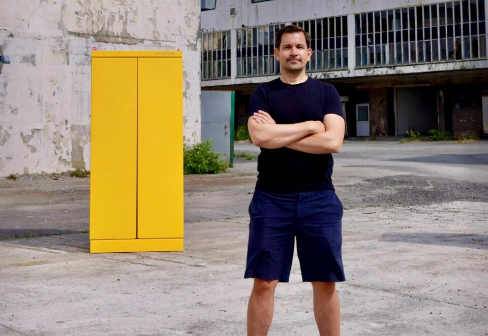 TV-suksess: Kreativ leder og partner i Seefood TV, Aleksander Herresthal, foran en boks. TV-konseptet Boksen er solgt til hele ti land. Foto: Seefood TV