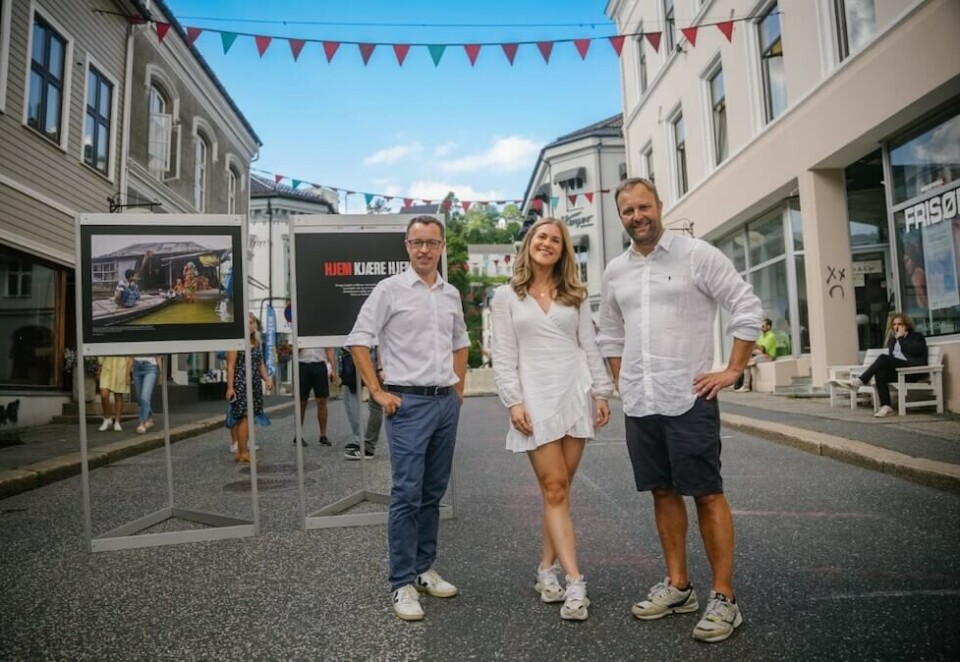 Fra New York til Arendal: I Arendal har politikere, næringslivsfolk og organisasjoner gått forbi den norske versjonen av Røde Kors' klimautstilling. - Utstillingen minner oss om vår egen tilknytning til våre hjem, sier Øistein Mjærum i Røde Kors (t.v.). Her sammen med Ulrikke Louise Wiik og Sindre Beyer.