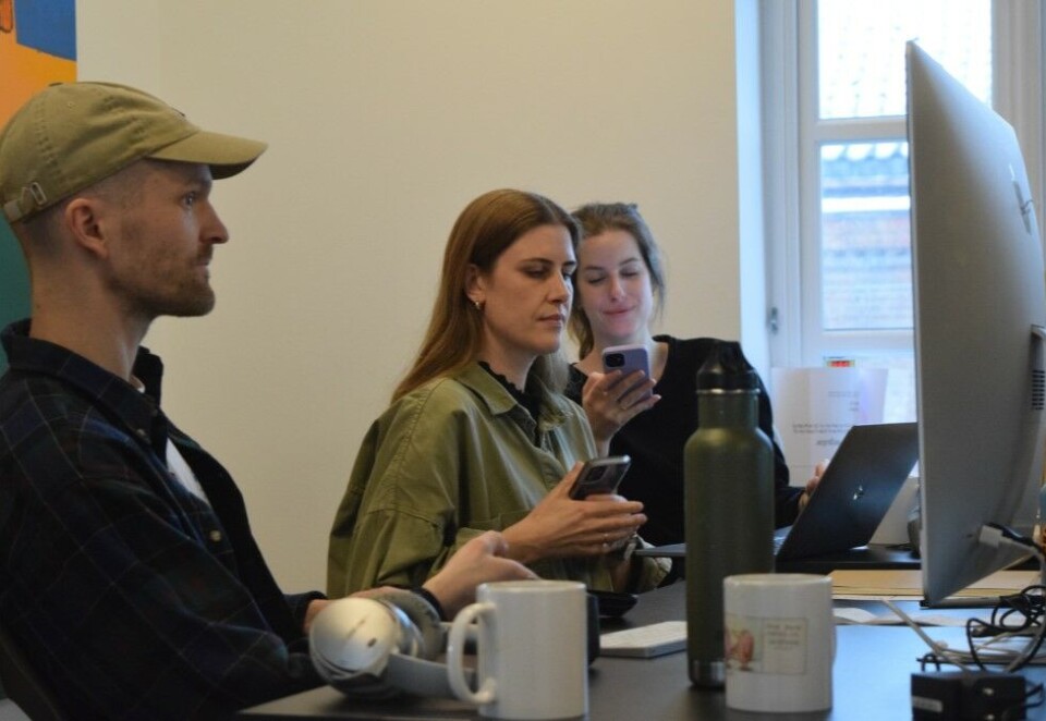 På jobb: På fredager har gjengen fri, men ellers er det nok å gjøre de fire dagene Brunch-gjengen er på jobb. Her ved Bård Rostrup Gabrielsen, Linn Syversen og Sissel Pettersen. Foto: Øyvind Hofsrud.