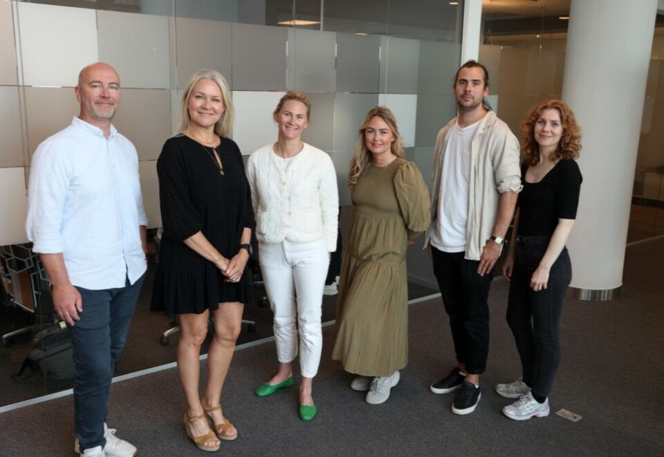 Fortsetter: Marius Eriksen, kundeansvarlig i Pol (f.v), Monica Solberg, markedsdirektør i Posten, Kristin Eidså Brantzeg Scheele, prosjektleder i Pol, Rikke Sofie Jacobsen, kreatør i Pol, Simon Karlsson, planner i Pol og Pia Lystad, kreatør i Pol er meget godt fornøyde med å fortsette samarbeidet.