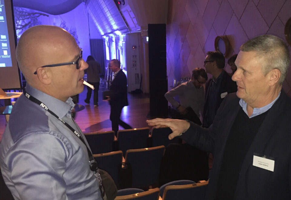 NRK-sjef Thor Gjermund Eriksen mener det er mulig å by de internasjonale strømmegigantene på konkurranse. Nå slår han seg sammen med de andre nordiske allmennkringkasterne. Her Eriksen i samtale med tv-produsent Lasse Hallberg på dagens møte i Digitalforum. Foto: Eivor Eriksen.