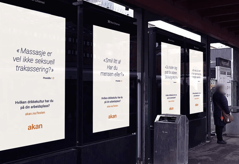 Ubehagelig jobbfest: Tall fra Folkehelseinstituttet viser at 300.000 dropper jobbfesten hvert år. I en ny kampanje peker Akan på hva som kan være noe av årsaken. Foto: Akan